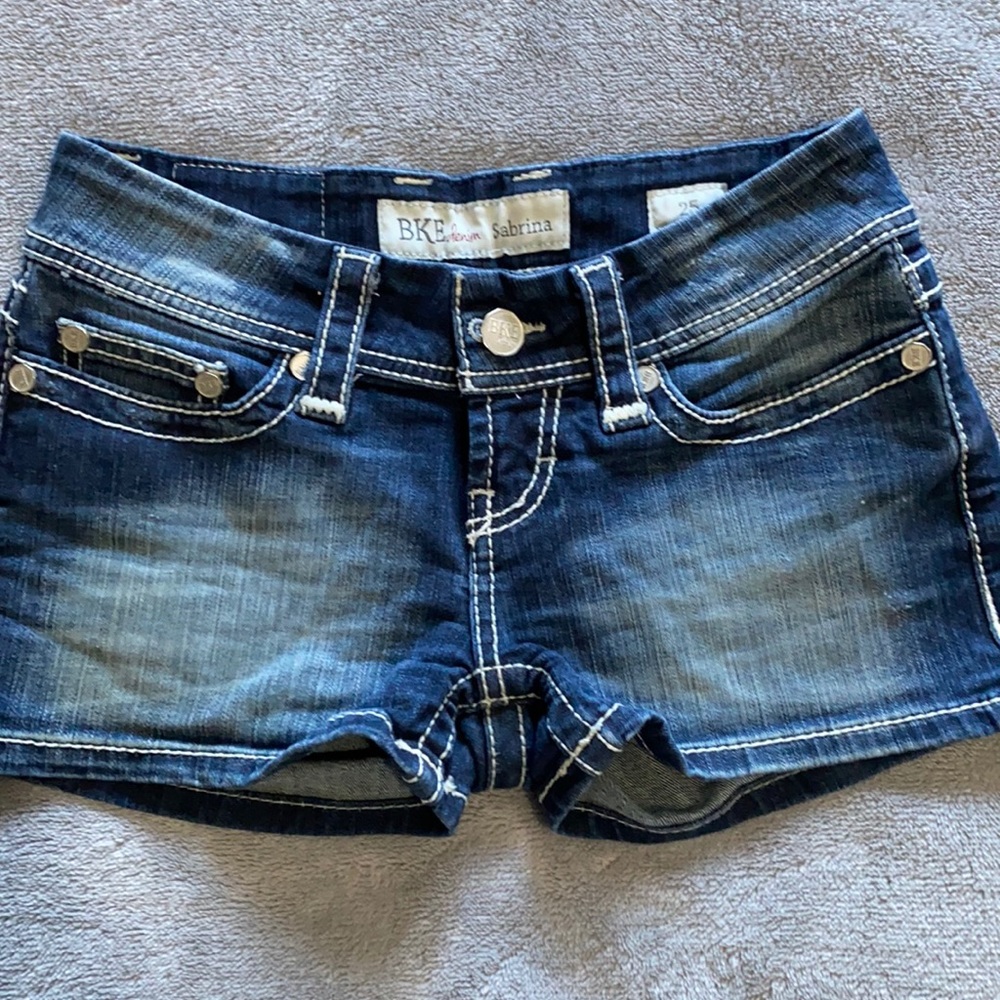 BKE Sabrina shorts 25